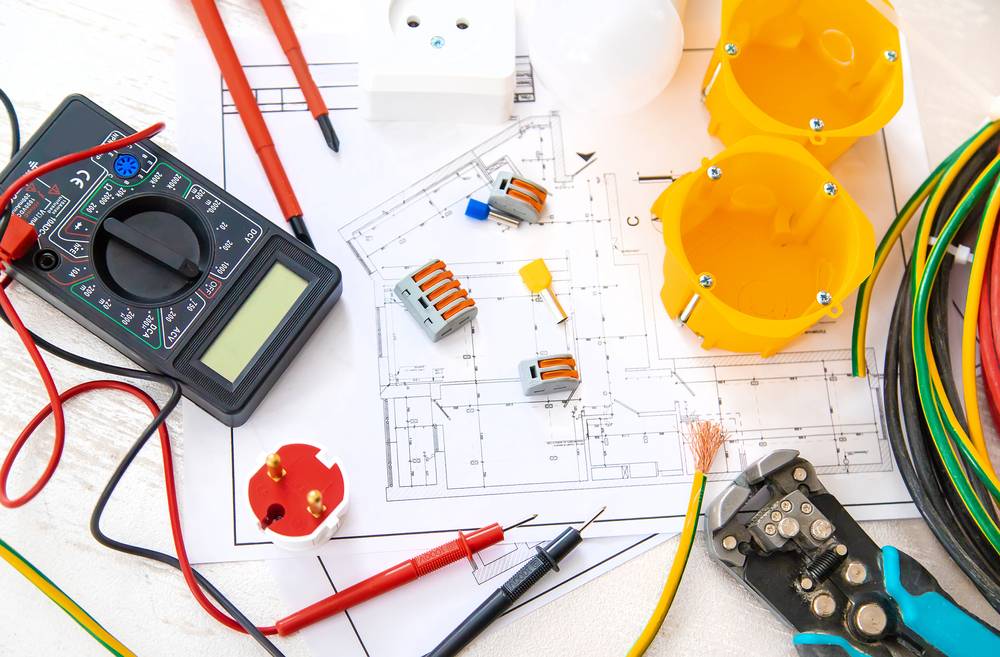 Électricien au travail — Électricité Martin La Baule